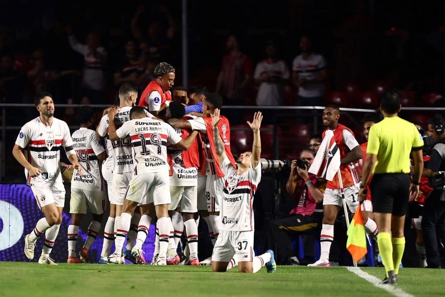 Soccer Football - Copa Sudamericana - Round of 16 - Second Leg - Sao Paulo v Bolivar - Estadio Morumbi, Sao Paulo, Brazil - August 18, 2026
Sao Paulo's Sabino celebrates scoring their third goal with teammates REUTERS/Jean Carniel