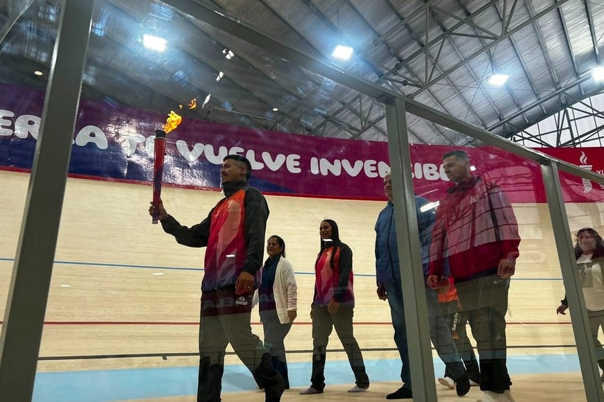 Llegó el fuego suramericano a Rafaela y realizó el recorrido dentro del velódromo