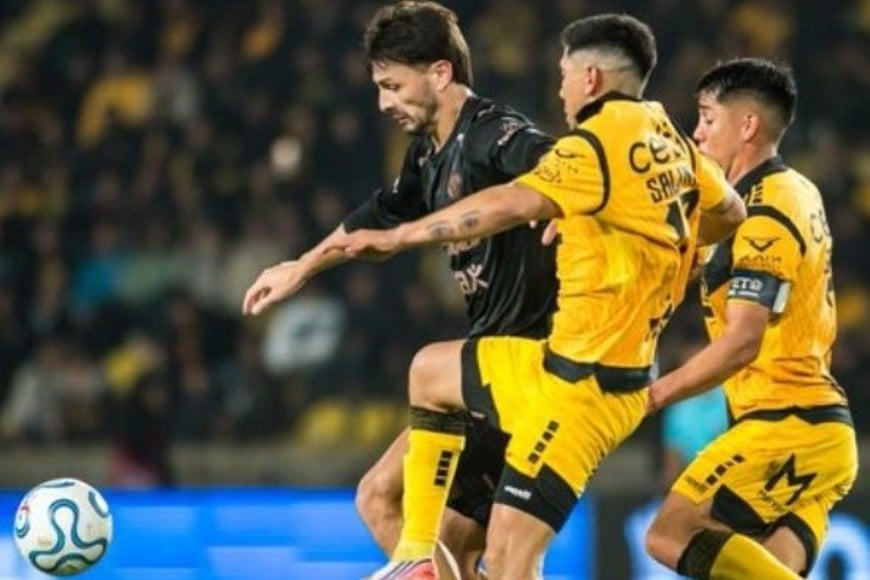 El “Calamar” sigue haciendo historia en su primera copa internacional. @caplatense