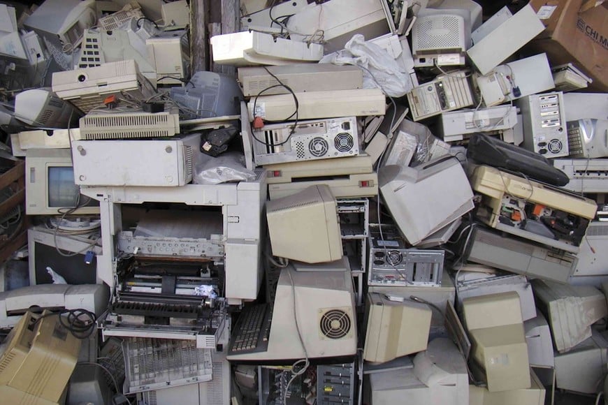 Los electrodomésticos en desuso se apilan y contaminan. Archivo.