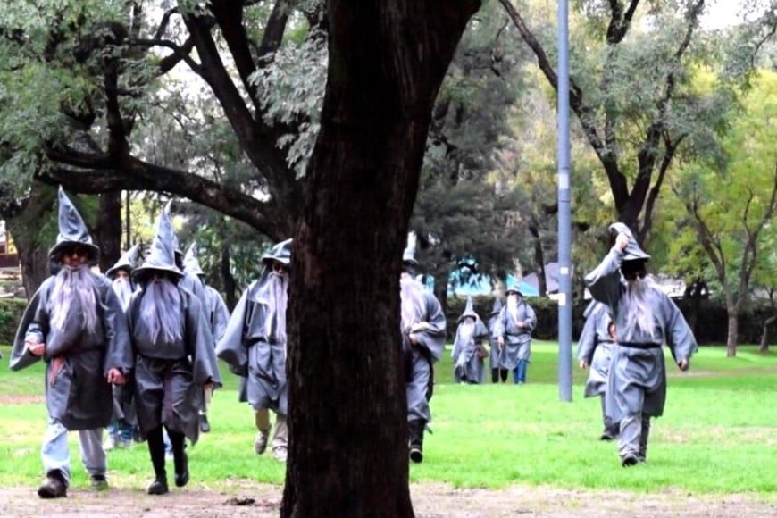 “Yihad contra las Corporaciones de la Distracción”: el grupo detrás de la protesta de Gandalfs frente a la casa de Peter Thiel