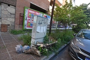 Yuyos y mugre. Una caries urbana en el centro de la ciudad. Foto: Archivo Pablo Aguirre