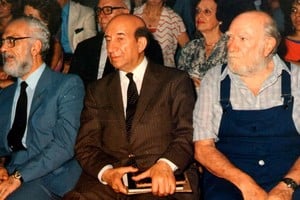 Bajarlía, en el centro, junto a los escritores Di Benedetto y Villafañe. Foto: Agencia Paco Urondo