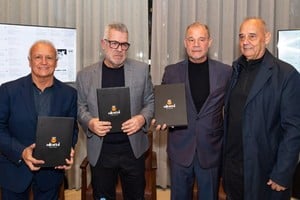 Miguel, Dady y el Chino con el libro y Raúl “Oreja” Fernández, su histórico representante. Foto: Gentileza producción