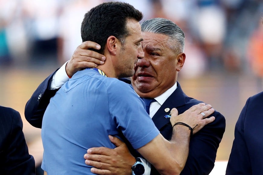 Soccer Football - FIFA World Cup 2026 - Final - Spain v Argentina - New York/New Jersey Stadium, East Rutherford, New Jersey, U.S. - July 19, 2026
Argentina coach Lionel Scaloni with Argentine Football Association President Claudio Tapia after receiving his runners up medal REUTERS/Kai Pfaffenbach