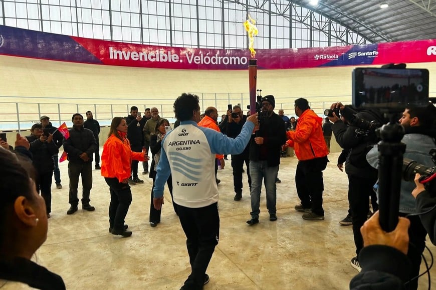 Llegó el fuego suramericano a Rafaela y realizó el recorrido dentro del velódromo