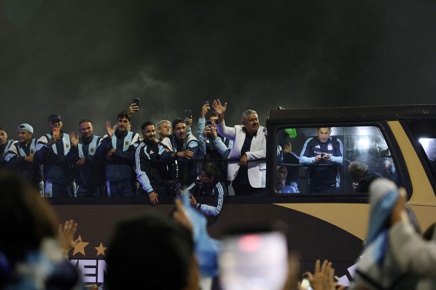 Soccer Football - FIFA World Cup 2026 - Argentina players arrive in Buenos Aires after the final - Buenos Aires, Argentina - July 20, 2026
Argentina Football Association President Claudio Tapia and players wave to fans as they arrive at the Argentine Football Association (AFA) headquarters on the outskirts of Buenos Aires after losing the FIFA World Cup final to Spain REUTERS/Alessia Maccioni