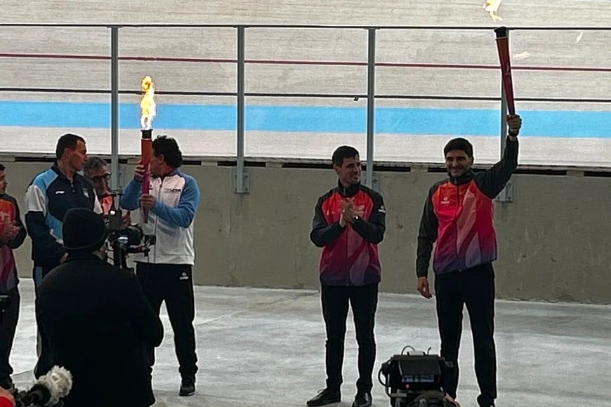 Llegó el fuego suramericano a Rafaela y realizó el recorrido dentro del velódromo