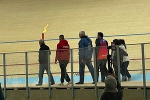 Llegó el fuego suramericano a Rafaela y realizó el recorrido dentro del velódromo