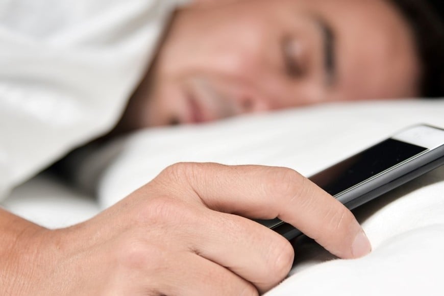 El problema no es simplemente que el teléfono esté cerca, sino cómo se utiliza