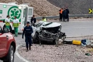 El vehículo terminó destruido tras caer por el barranco durante el viaje familiar.