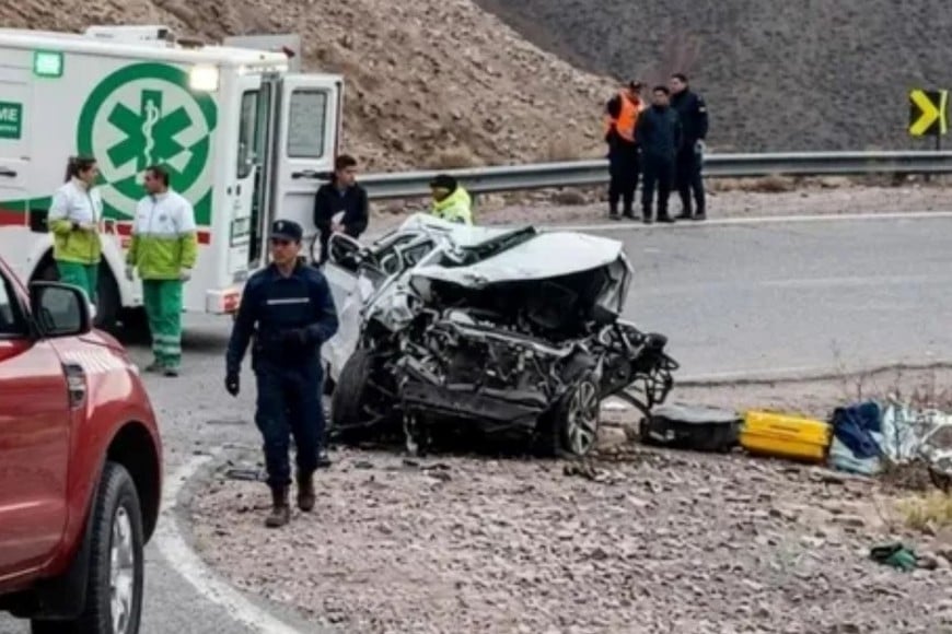 El vehículo terminó destruido tras caer por el barranco durante el viaje familiar.