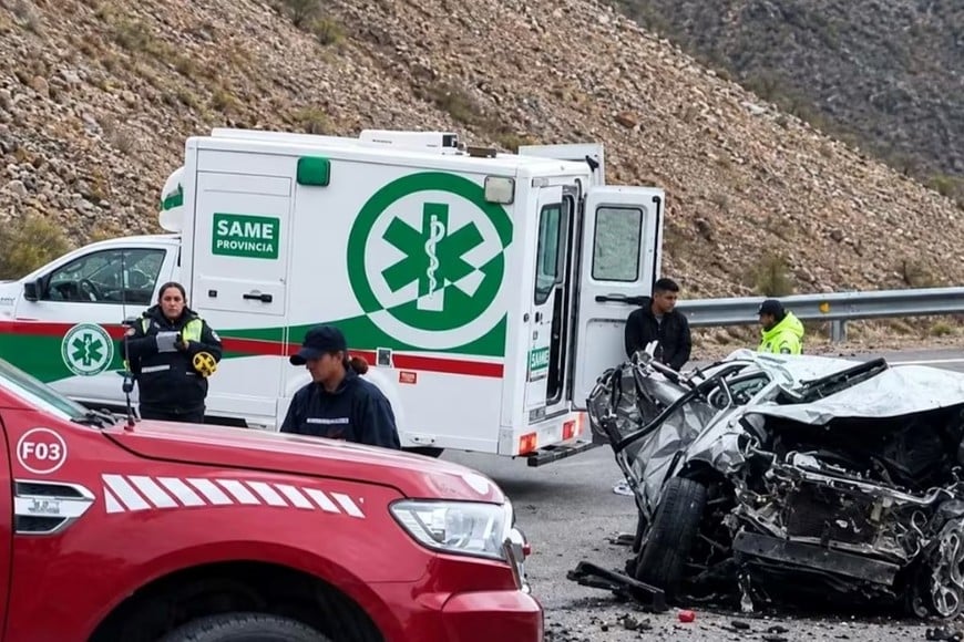 La camioneta cayó por un barranco de unos 80 metros en la Cuesta de Lipán.