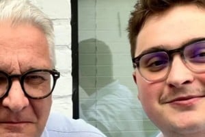 Clément Vandenkerckhove (derecha) con su padre, el príncipe Laurent.
