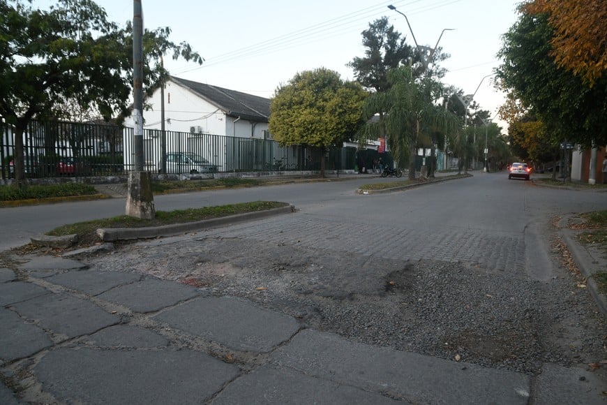 En French, frente al hospital Sayago, hay un enorme bache. Manuel Fabatía