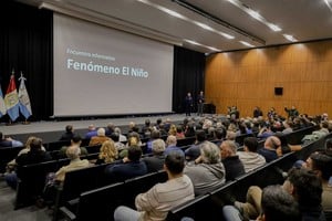Alrededor de 60 vecinales y entidades dijeron presentes en el Museo de la Constitución para informarse sobre el fenómeno que viene. Fotos: Gentileza municipio