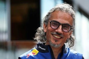 Para Mekies, conservar al cuatro veces campeón del mundo significa mucho más que asegurar al principal piloto del equipo.