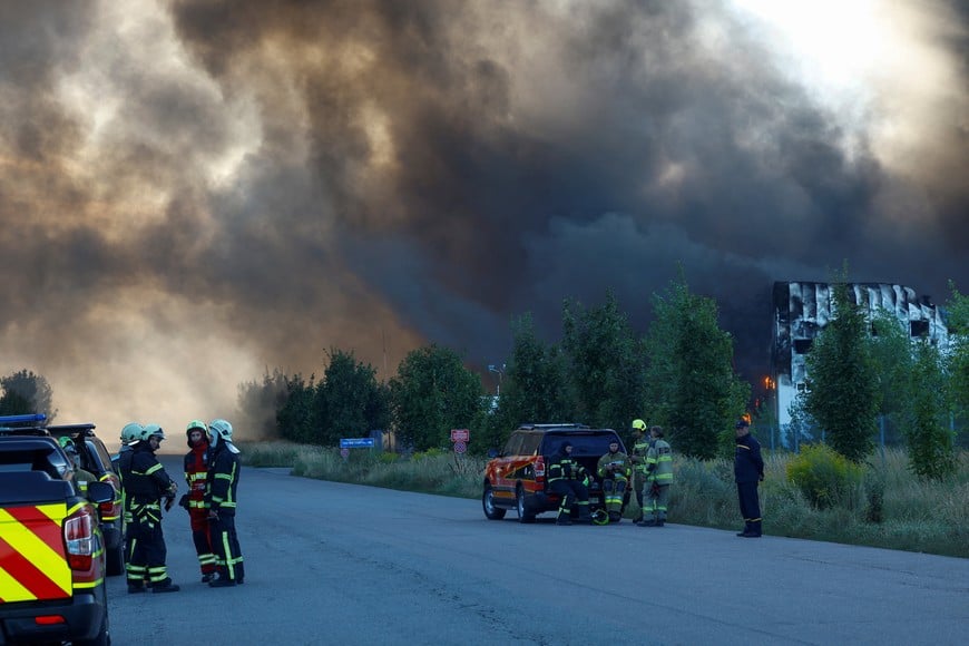Firefighters gather at the side of a food warehouse hit by a Russian missile strike, amid Russia's attack on Ukraine, in Kyiv region, Ukraine August 20, 2026. REUTERS/Valentyn Ogirenko