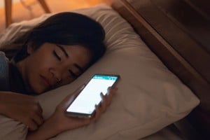 Para muchas personas, el celular es lo último que miran antes de dormir y lo primero que buscan al despertarse.