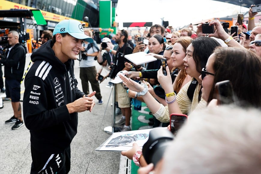 Formula One F1 - Dutch Grand Prix - Circuit Zandvoort, Zandvoort, Netherlands - August 20, 2026
Mercedes' George Russell with fans in the pitlane ahead of the Dutch Grand Prix REUTERS/Benoit Tessier
