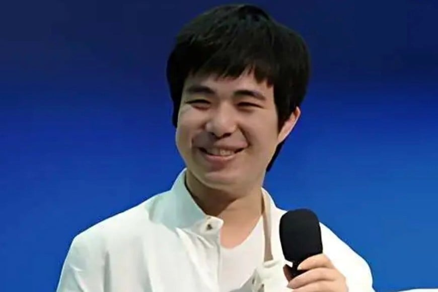 Xu Yi (Xu Yi), hombre, nacido en 1989 en el condado de Longyou, Quzhou, provincia de Zhejiang, China, se graduó de la Beijing University of Posts and Telecommunications . Es el fundador de Bilibili y presidente de Bilibili.