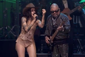 “La Jefa” junto a A. B., hermano de Selena y figura fundamental detrás de su obra. Foto: Captura de pantalla