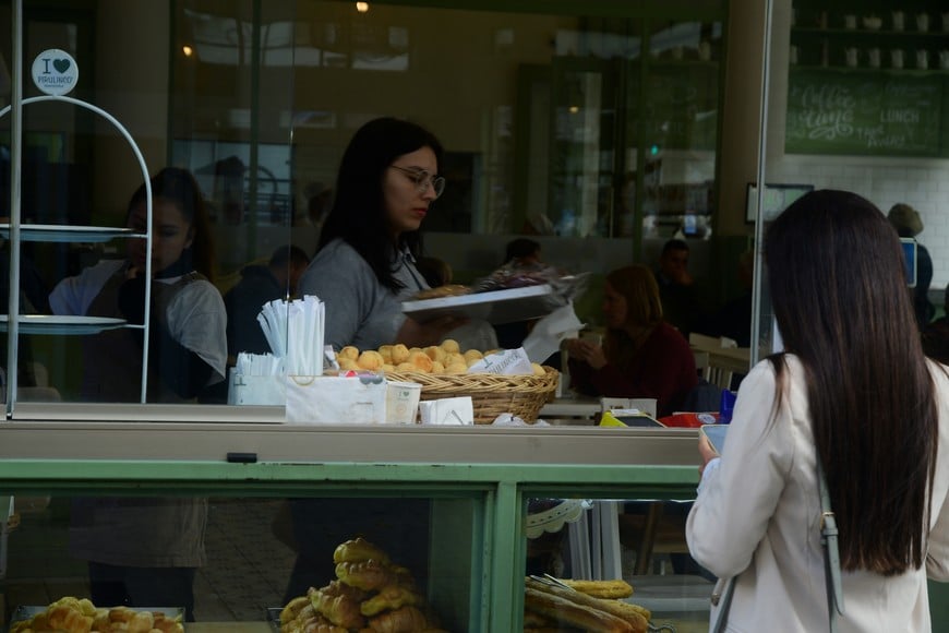 Un comercio de panificación en el centro de la ciudad. Foto: Guillermo Di Salvatore