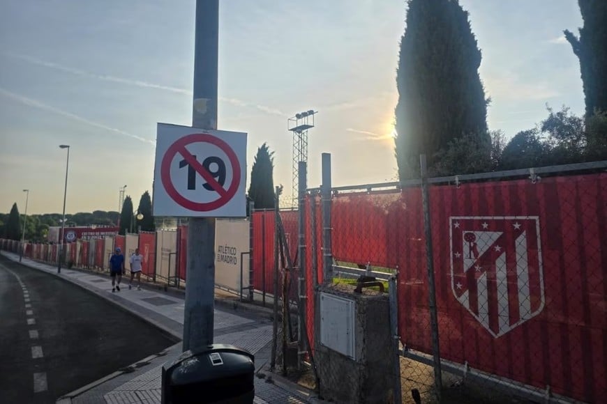 El futuro del futbolista continúa en duda mientras Barcelona mantiene su interés.