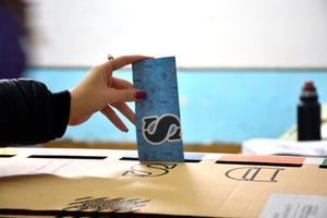 La boleta de Senadores del ahora antiguo sistema. Esa categoría se mantiene dentro de un único papel. Foto: Flavio Raina