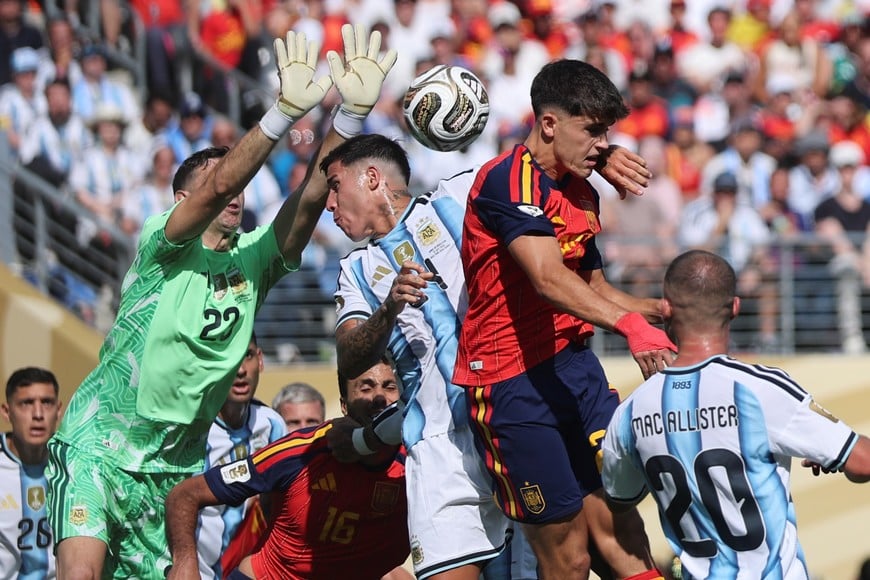 (260719) -- NUEVA YORK, 19 julio, 2026 (Xinhua) -- El guardameta Emiliano Martínez (i), de Argentina, ataja el balón durante el partido final de la Copa Mundial de la FIFA 2026 ante España, celebrado en el Estadio Nueva York Nueva Jersey, en Nueva York, Estados Unidos, el 19 de julio de 2026. (Xinhua/Cao Can) (rtg) (vf)