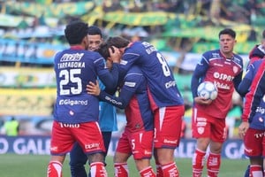 Golazo de Menossi | Unión-Aldosivi | Torneo Clausura Fecha 6 | Estadio José María Minella. Foto: Diego Berruti