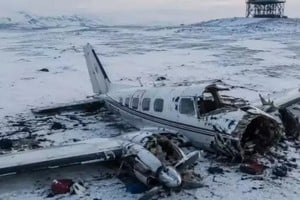 Un avión chárter cayó en un remoto sitio militar de Alaska y murieron ocho personas.