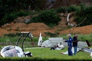 La avioneta impactó contra la parte trasera del helicóptero durante una maniobra.
