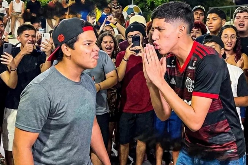 Dos participantes se enfrentan sin contacto físico y buscan demostrar quién tiene mayor presencia.