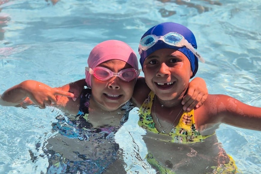 La Escuela de Natación ofrece jornadas con actividades acuáticas durante el verano.