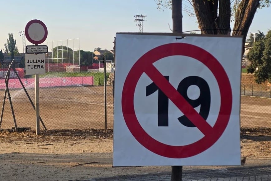 El número 19, utilizado por el atacante, apareció tachado en una de las pancartas.