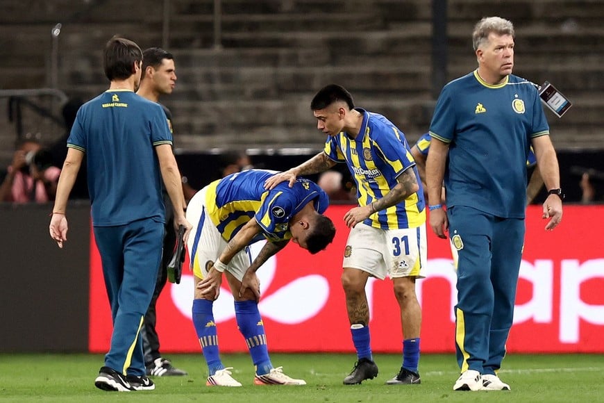 Soccer Football - Copa Libertadores - Round of 16 - Second Leg - Corinthians v Rosario Central - Neo Quimica Arena, Sao Paulo, Brazil - August 20, 2026
Rosario Central's Federico Navarro and teammates look dejected after the match REUTERS/Jean Carniel