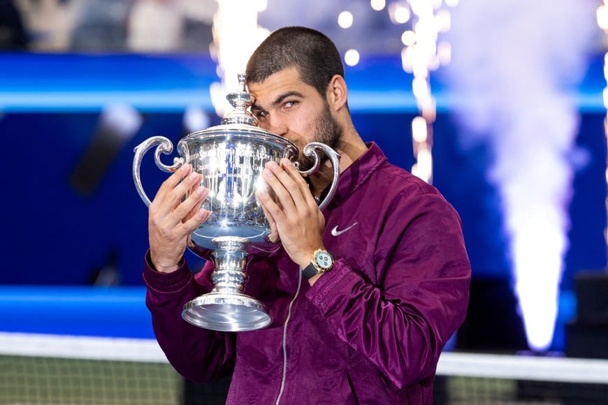 FILE PHOTO: Sep 7, 2025; Flushing, NY, USA; Carlos Alcaraz of Spain with the US Open trophy after winning the final of men’s singles at Billie Jean King National Tennis Center. Mandatory Credit: Mike Frey-Imagn Images/File Photo