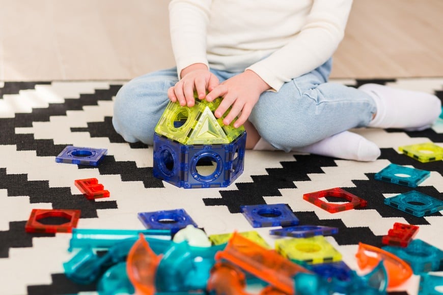 Jugar con piezas magnéticas, ideal para fomentar la imaginación.