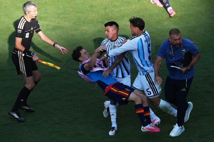 Soccer Football - FIFA World Cup 2026 - Final - Spain v Argentina - New York/New Jersey Stadium, East Rutherford, New Jersey, U.S. - July 19, 2026
Argentina's Leandro Paredes clashes with Spain's Gavi next to assistant coach Walter Samuel IMAGN IMAGES via Reuters/James Lang