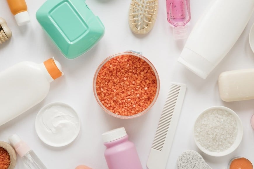 Participación en el uso condicionado en productos de higiene, tocador, cosmética humana y productos de uso doméstico.