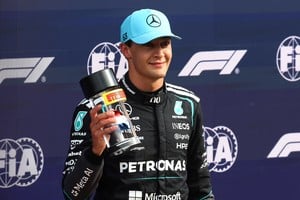 George Russell celebra la pole conseguida para la carrera Sprint del Gran Premio de los Países Bajos, en el circuito de Zandvoort. Reuters. REUTERS/Jakub Porzycki