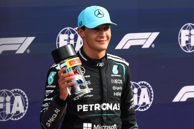 George Russell celebra la pole conseguida para la carrera Sprint del Gran Premio de los Países Bajos, en el circuito de Zandvoort. Reuters. REUTERS/Jakub Porzycki