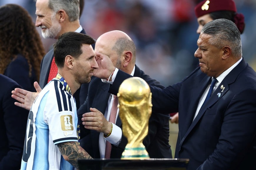 Soccer Football - FIFA World Cup 2026 - Final - Spain v Argentina - New York/New Jersey Stadium, East Rutherford, New Jersey, U.S. - July 19, 2026
Argentina's Lionel Messi with Argentine Football Association President Claudio Tapia during the trophy presentation REUTERS/Lee Smith