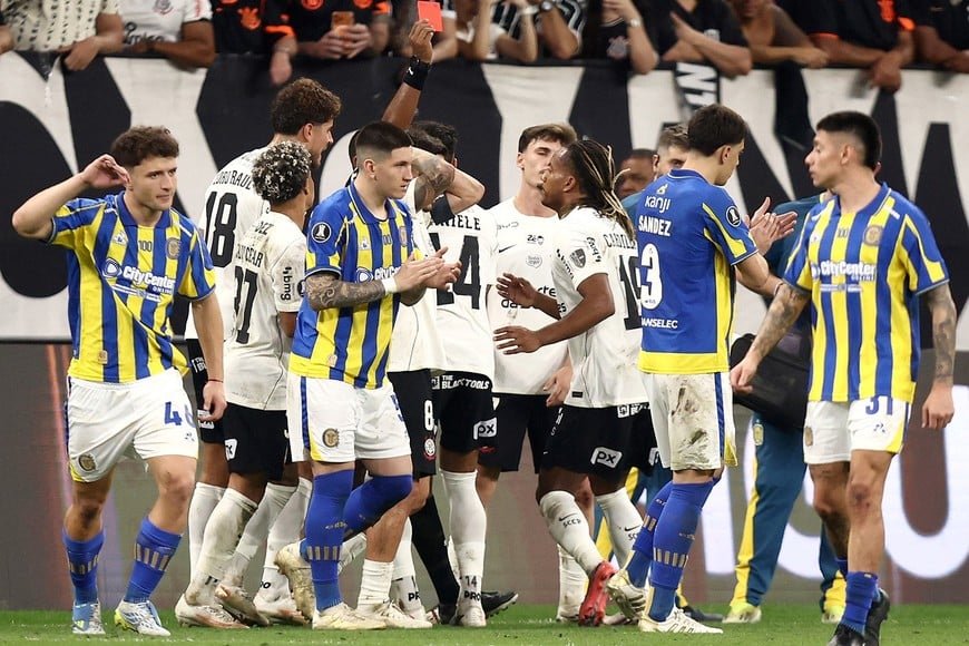 Soccer Football - Copa Libertadores - Round of 16 - Second Leg - Corinthians v Rosario Central - Neo Quimica Arena, Sao Paulo, Brazil - August 20, 2026
Corinthians' Raniele Almeida Melo is shown a red card by referee Alexis Herrera REUTERS/Jean Carniel