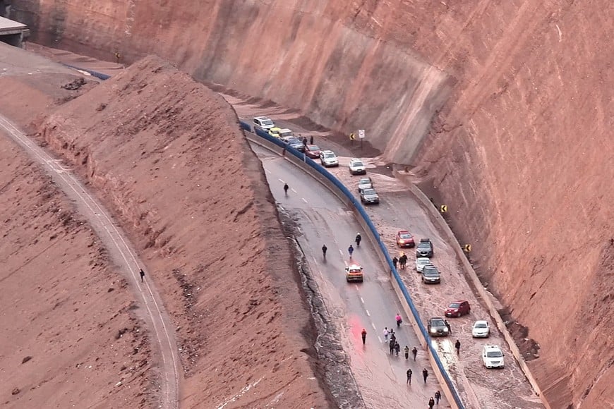 An aerial view of cars on a road in an area affected by a landslide in Alto Hospicio, Chile, August 18, 2026, in this screengrab obtained from social media video. las_aventuras_del_donosovia Instagram/via REUTERS  THIS IMAGE HAS BEEN SUPPLIED BY A THIRD PARTY. MANDATORY CREDIT. NO RESALES. NO ARCHIVES.
Verification lines: Location verified by road layout, buildings and utility poles that matched archive and satellite imagery.
Shape of the mountains matched topography mapping of the area.
Coordinates: -20.281778883317607, -70.1093405823142.
Date verified by original file metadata.