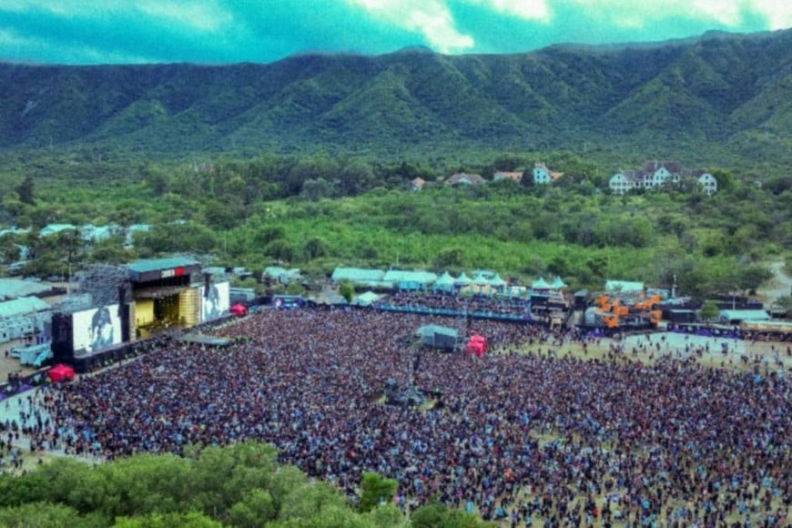 Cosquín Rock, vista diurna con la montaña