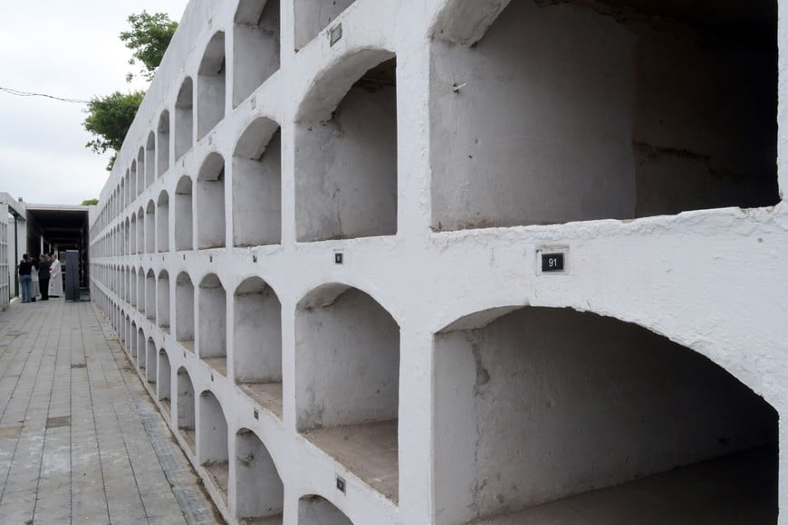 La desocupación de nichos vencidos o que no pagan la tasa, depende de la cantidad de requerimiento de nuevas inhumaciones, que son alrededor de 250 por mes. Foto: Di Salvatore