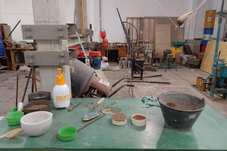 Y estas fotos son del laboratorio de geotécnica de la UTN FRSF.
