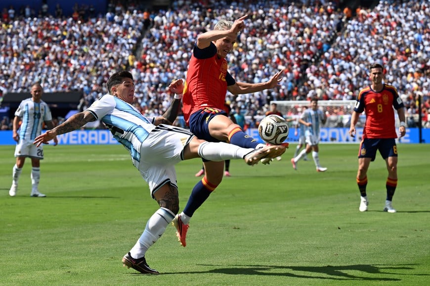 (260719) -- NUEVA YORK, 19 julio, 2026 (Xinhua) -- El jugador Dani Olmo (d-frente), de España, disputa el balón con Enzo Fernández, de Argentina, durante el partido final de la Copa Mundial de la FIFA 2026, celebrado en el Estadio Nueva York Nueva Jersey, en Nueva York, Estados Unidos, el 19 de julio de 2026. (Xinhua/Xiao Yijiu) (rtg) (vf)